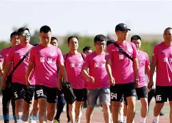 关于足球联赛掀起高潮，塞北旋风队强势反弹南城麒麟队，高压逼抢奏功——赛后更衣室沸腾的信息